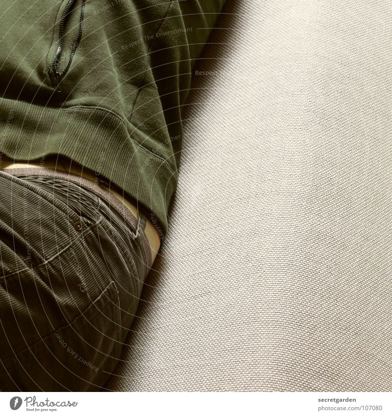 topfit Mann Bekleidung Hose grün khakigrün Sofa grau schlafen horizontal Material ruhig ruhend Wohnzimmer Raum Gürtel gelb Winter kuschlig Müdigkeit Möbel
