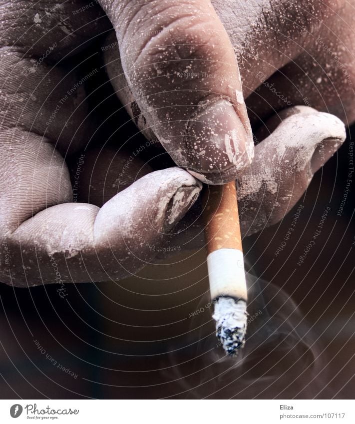 Eine mit weißer Maler Farbe besprenkelte Hand  eines Rauchers mit brennender Zigarette und Rauch Rauchen Mensch maskulin Mann Erwachsene Finger Laster