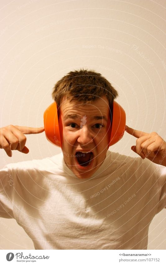 120 Dezibel Krach laut schreien Ohrenstöpsel weiß Mann Baustelle Gehörsinn Finger gefährlich Schmerz Niveau Schaden Ohrenschutz T-Shirt Kopf orange Pain