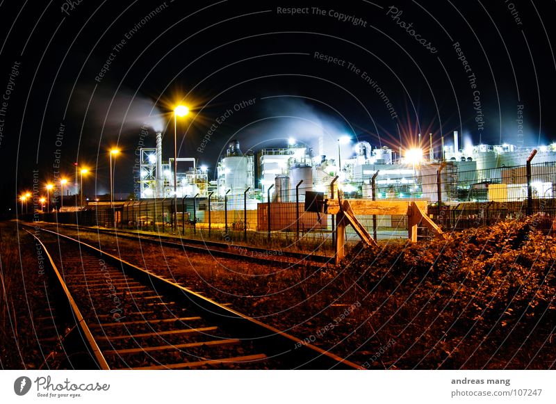Industrial Nightlife III dunkel Licht Nacht Industriefotografie grell Lampe Arbeit & Erwerbstätigkeit Rauch Abgas beschmutzen dreckig Gebäude Gras Gleise