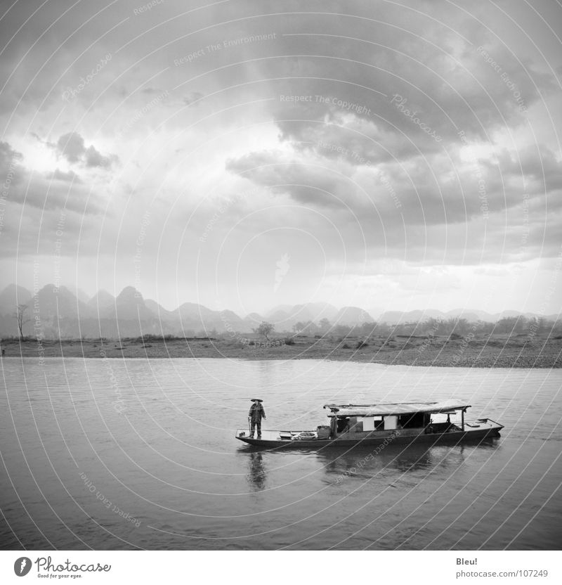 Li.yang China Guilin Chinese Schwarzweißfoto Asien Wasser li-yang storm boat landscape mountains grey