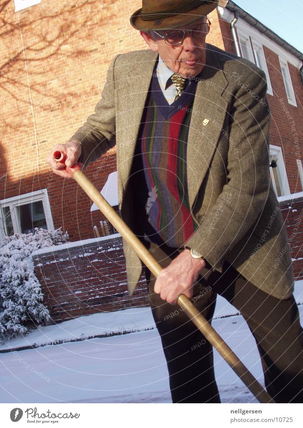rausgeputzt Mann Großvater Anzug schick Krawatte Schnee schneeschieber