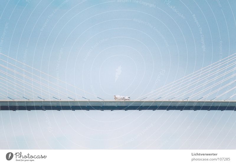 ansichten // einsichten horizontal Seil Lastwagen Schweben hängend Brücke blau Himmel Mitte Drahtseil
