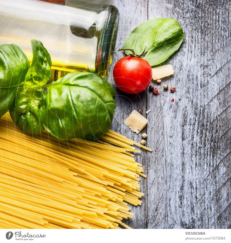 Spaghetti Zutaten auf blauem Holztisch Lebensmittel Gemüse Teigwaren Backwaren Kräuter & Gewürze Öl Ernährung Mittagessen Bioprodukte Vegetarische Ernährung
