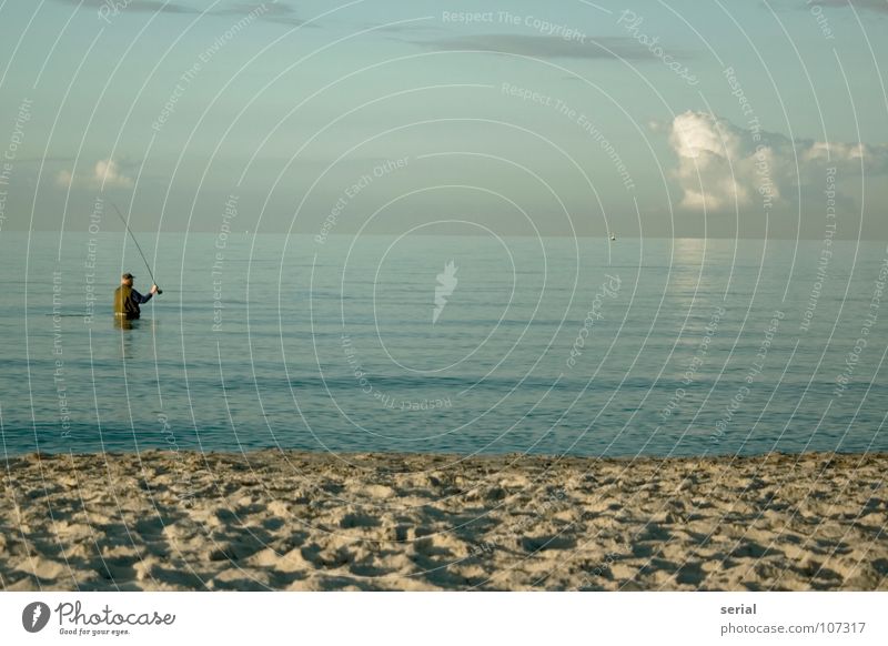 beachfishing Mann Angler maskulin Angelrute Angeln Einsamkeit Strand Meer Wolken Horizont Weste Mütze beige grau türkis weiß Küste Freizeit & Hobby eine person