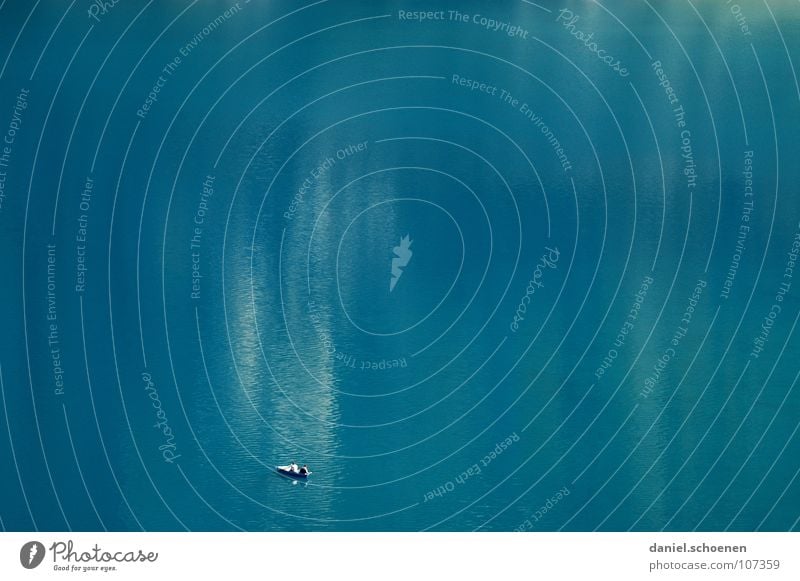der See ruhig Einsamkeit zyan Ruderboot Wasserfahrzeug Angeln Oberfläche Reflexion & Spiegelung glänzend Wellen Hintergrundbild Sauberkeit rein Freizeit & Hobby