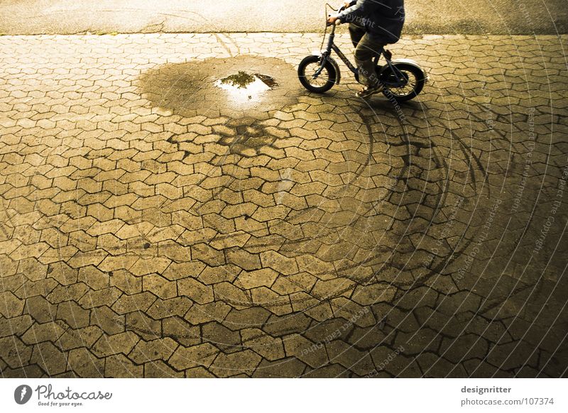 Fahr' nicht durch die ... Fahrrad Fahrradfahren Kinderfahrrad Pfütze dreckig nass Verbote Rebell protestieren ungehorsam Widerspruch widersetzen eigenwillig