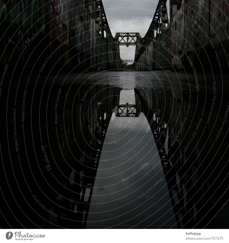 X Hängebrücke Konstruktion Pfütze Reflexion & Spiegelung Brücke Spiegelbild Wasserspiegelung Wasserlache Wasseroberfläche Silhouette Zentralperspektive dunkel