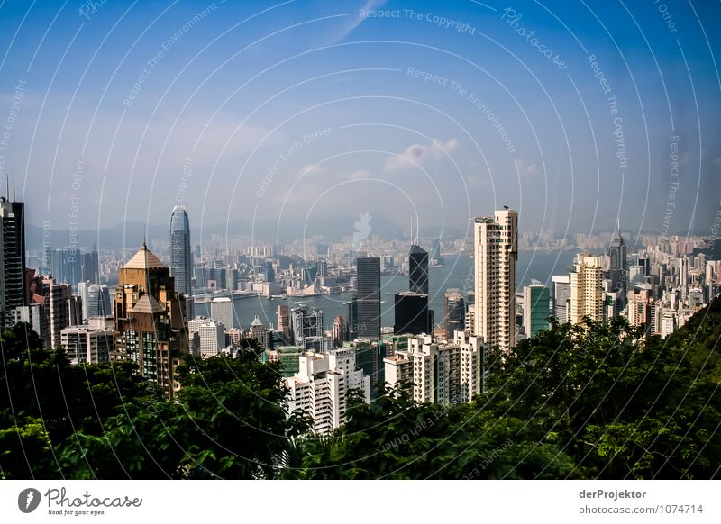 Blick aus dem Fenster auf Hongkong-Skyline Ferien & Urlaub & Reisen Tourismus Ausflug Abenteuer Ferne Sightseeing Städtereise Sommerurlaub Berge u. Gebirge