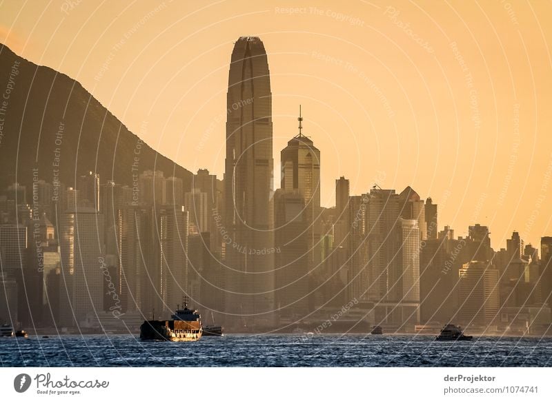 Sonnenuntergang in Hongkong mit Skyline Ferien & Urlaub & Reisen Tourismus Ausflug Sightseeing Städtereise Hauptstadt Hafenstadt Haus Hochhaus Bankgebäude