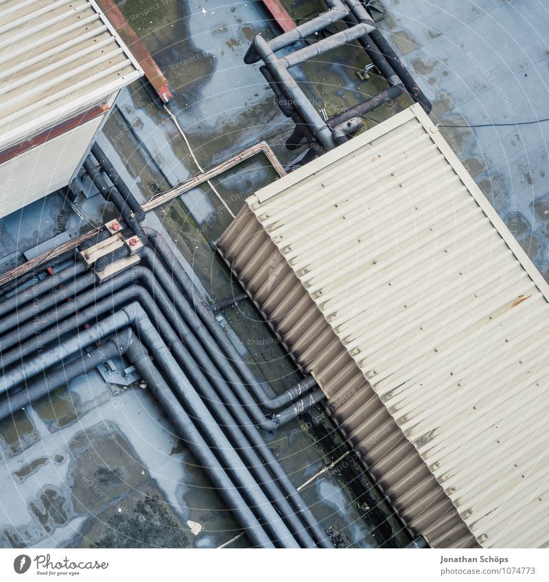 urbanes-aus-dem-fenster-schauen I Stadt Haus Industrieanlage Fabrik Bauwerk Gebäude Architektur Dach Höhenangst Zufriedenheit bizarr Umweltverschmutzung
