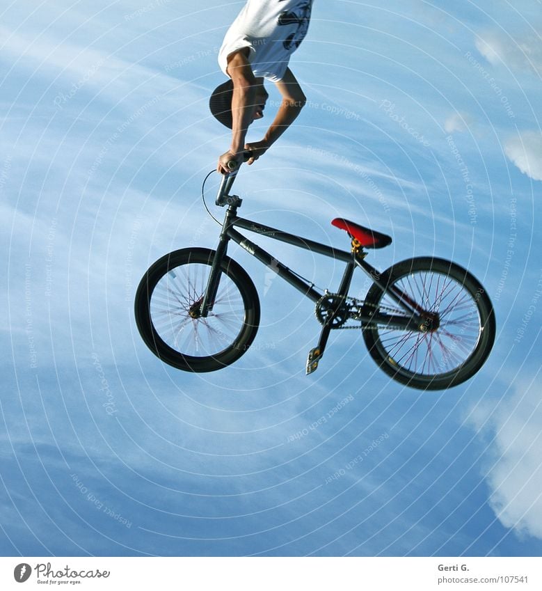 backflip Motorradfahrer Fahrer BMX Fahrrad Salto Rückwärtssalto himmelblau Wolken Pedal fliegen Schweben Handstand Mütze bodenständig abgehoben festhalten