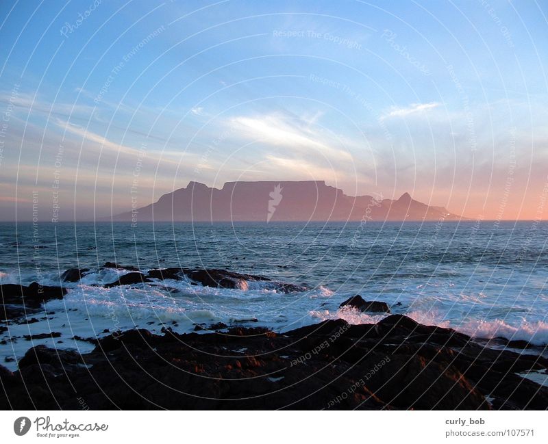 Tafelberg in Kapstadt Wolken Riff Südafrika Sonnenuntergang frisch Aussicht Strand Küste Afrika Himmel Felsen Berge u. Gebirge Abenddämmerung Wasser Ferne Insel