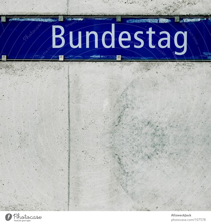 Bundestag Regierung SPD CDU FDP grün links Fraktion Parteien Beton U-Bahn Regierungssitz Politik & Staat Berlin Buchstaben Schriftzeichen Öffentlicher Dienst