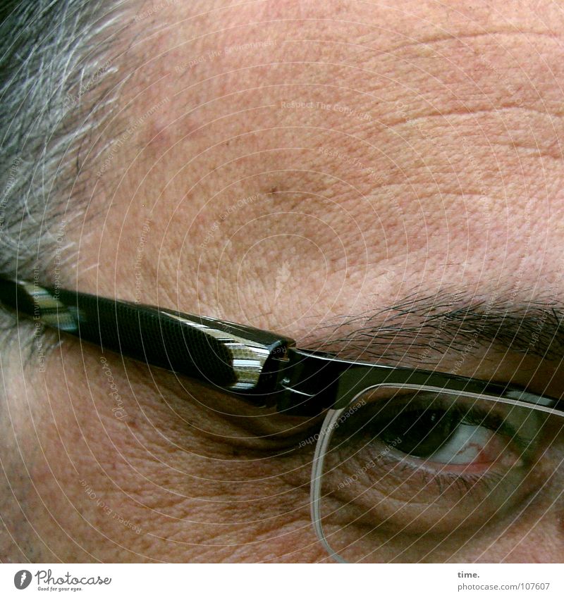 Leiser Weiser Zwinkern Haare & Frisuren Zufriedenheit Mann Erwachsene Kopf Auge Brille grau Vertrauen Konzentration Gestell Stirnfalte Pupille Augenbraue