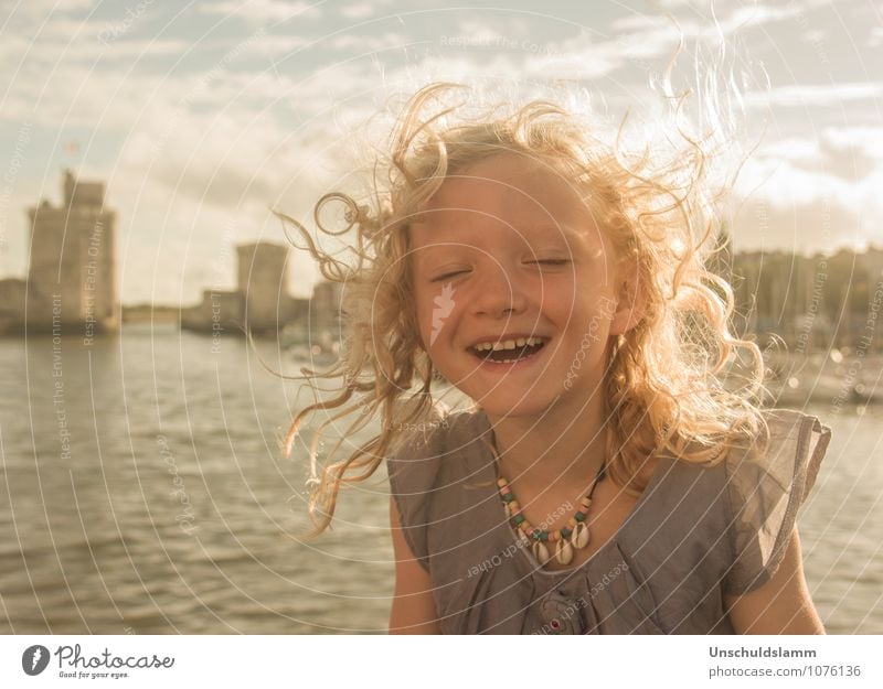 Für immer glücklich Lifestyle Städtereise Sommer Sonnenbad Mensch Kind Mädchen Kindheit Leben 3-8 Jahre Wind La Rochelle blond Locken Lächeln lachen