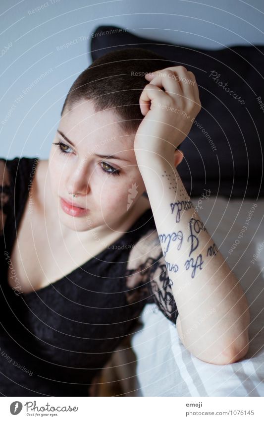 sign feminin Junge Frau Jugendliche 1 Mensch 18-30 Jahre Erwachsene kurzhaarig Glatze einzigartig Tattoo Farbfoto Innenaufnahme Tag Schwache Tiefenschärfe