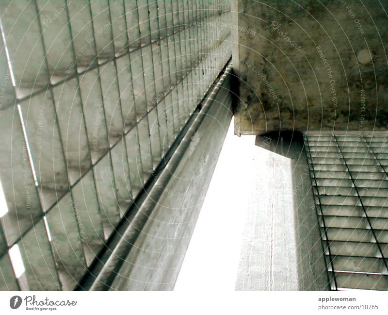 beton auf stahl Stahlgitter Froschperspektive Quadrat Architektur teppenhaus betontreppe oben Flucht