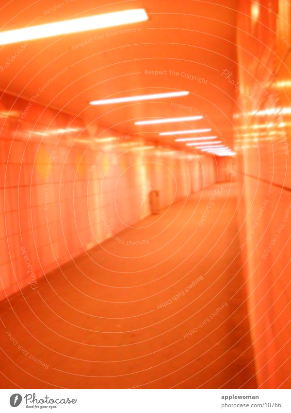 tunnel Nacht Tunnel leer Licht rot Zentralperspektive Architektur orange Flucht Gang U-Bahnstation