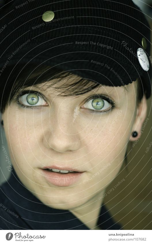 erstaunt Junge Frau Jugendliche Erwachsene Auge Hut Mütze modern grün schwarz Überraschung dunkelhaarig Baseballmütze Anstecker cord Porträt Blick in die Kamera