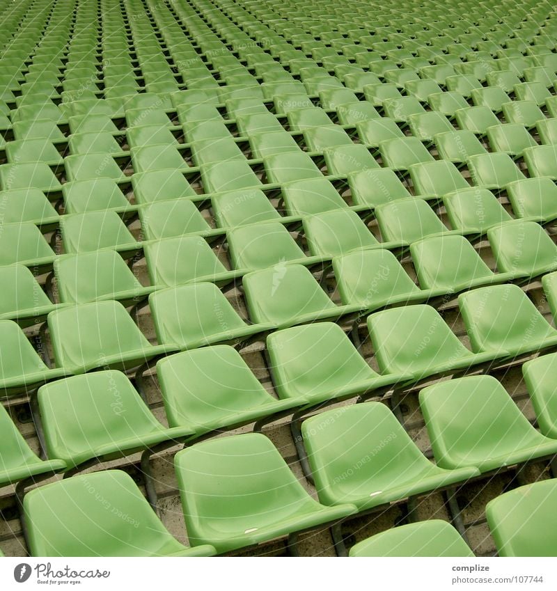 seat open 01 Stadion Tribüne grün Sitzgelegenheit mehrere Bank Sitzreihe leer Einsamkeit Menschenleer Unendlichkeit Sport Arena Perspektive schalensitze viele