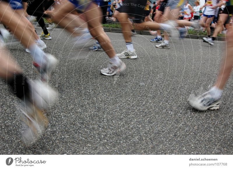 schöne Beine Joggen Geschwindigkeit Schuhe Turnschuh Ausdauer Bewegungsunschärfe Marathon Asphalt grau weiß Erfolg Fitness Menschengruppe laufen rennen