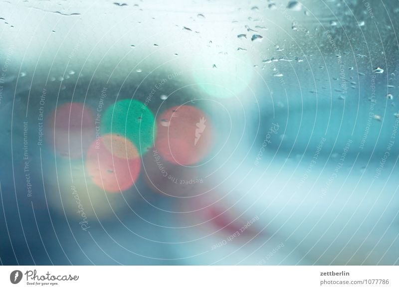 Fahren auf Sicht fahren PKW Mobilität Regen Wassertropfen Niederschlag Fenster Autofenster Fensterscheibe Windschutzscheibe Licht Rücklicht Ampel