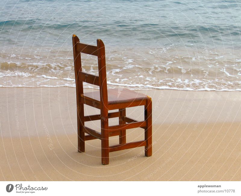 stuhl am meer Spanien Mallorca Meer Strand Wellen Holz Januar beige Zentralperspektive Seite obskur Stuhl Wasser Sand blau