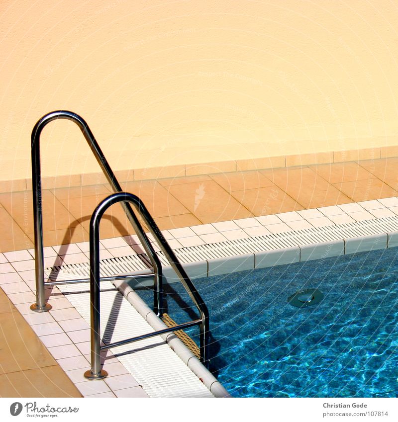 Einstieg Schwimmbad Ferien & Urlaub & Reisen Reinigen Wand weiß Handtuch Sommer Badeanzug Badehose Bikini Wassertemperatur kalt Physik Beckenrand Gitter