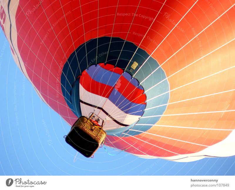 Der rote Ballon Zeppelin Wolken Schwerelosigkeit Korb gleiten Gleitflug Schweben Leichtigkeit steigen Sturm Abendsonne Zufriedenheit Freizeit & Hobby