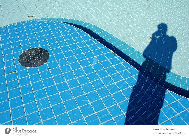 neulich im Freibad 3 abstrakt Hintergrundbild Schwung geschwungen zyan hell-blau Abfluss leer Detailaufnahme Farbe Wasser Schatten Fliesen u. Kacheln Linie