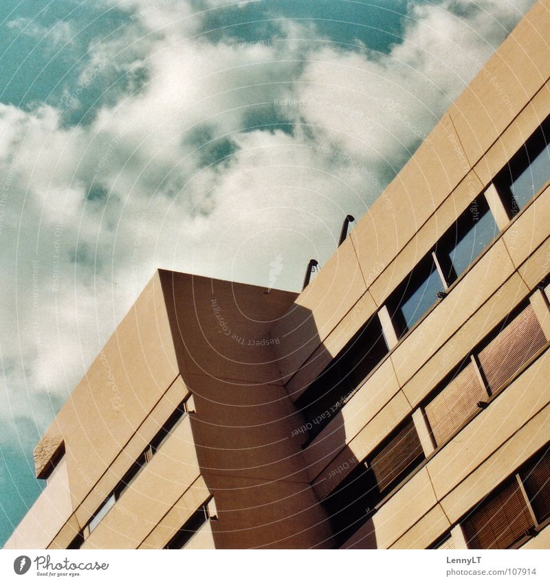 BITTSCHNITT Stuttgart Haus Fassade Wolken zyan türkis beige quer scheinend Beleuchtung Physik Ladengeschäft diagonal Himmel Detailaufnahme verrückt hell Wärme