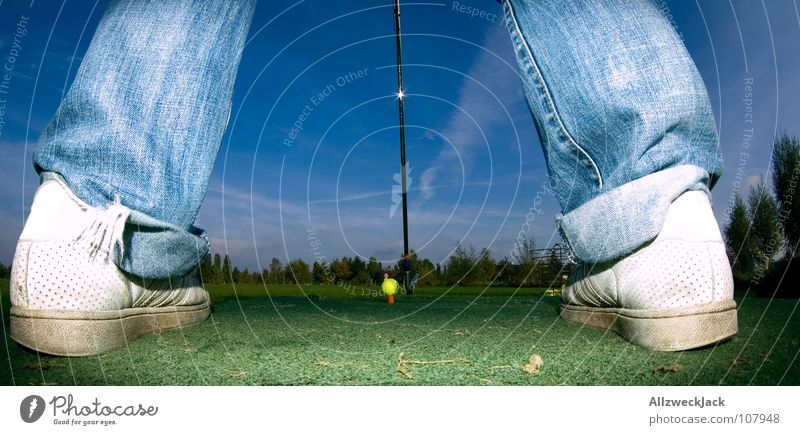 auf den Spuren Bernhard Langers 4 Abschlag Golfschläger Golfball Golfplatz Hose Gras grün Eisen Sport Spielen Zufriedenheit Mann chippen Jeanshose Ball balls
