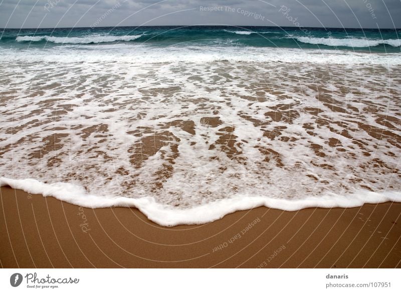 Das Meer schlägt zurück... Ibiza Formentera Wellen Strand Schaum türkis Gischt kalt wasser gischt Sand