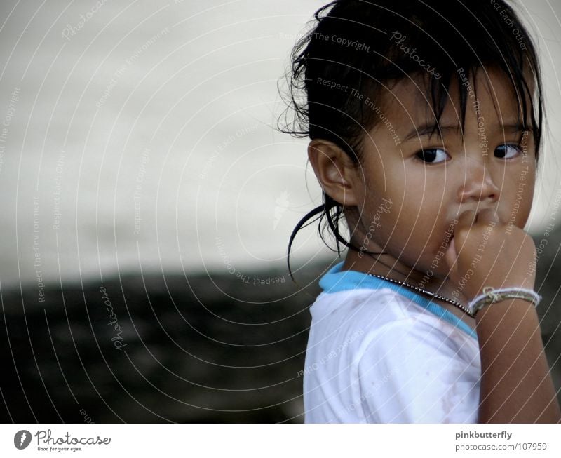 little Thai Girl ;c) Mädchen Kind klein Porträt schwarzhaarig Sehnsucht weiß kalt frieren Strand schön Freundlichkeit Erwartung Kleinkind Angst Panik Gesicht