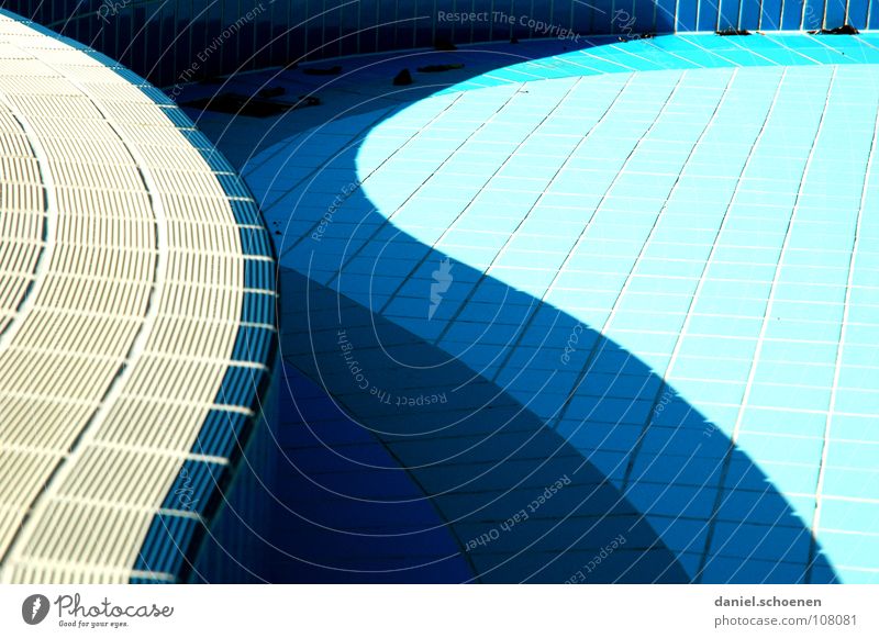 neulich im Freibad 4 abstrakt Hintergrundbild Schwung geschwungen zyan hell-blau Abfluss leer Detailaufnahme Wasser Herbst Schatten Fliesen u. Kacheln Linie