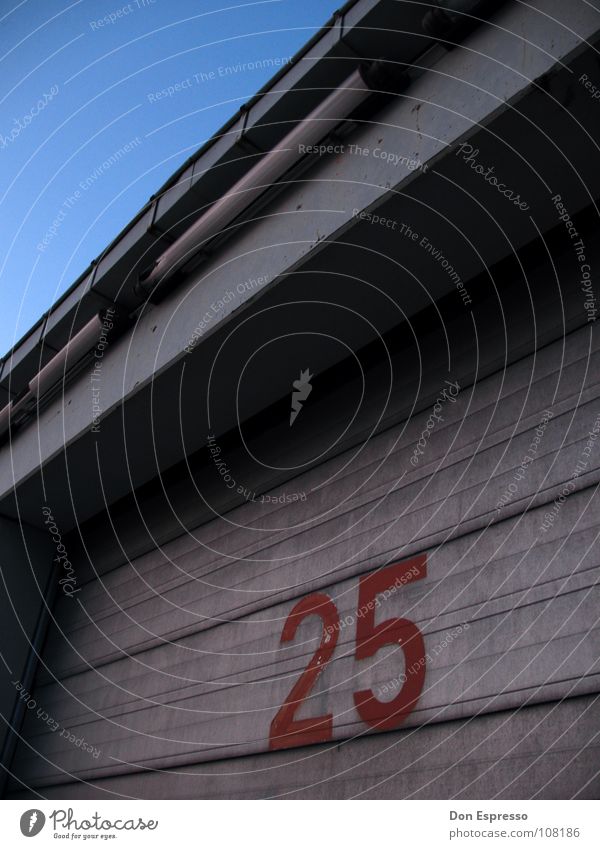 25 Fabrik Industrie Himmel Tor Tür Schriftzeichen Ziffern & Zahlen Linie blau 75 Garage Halle Lagerhalle Industriefotografie Mathematik aufmachen Fünfundzwanzig