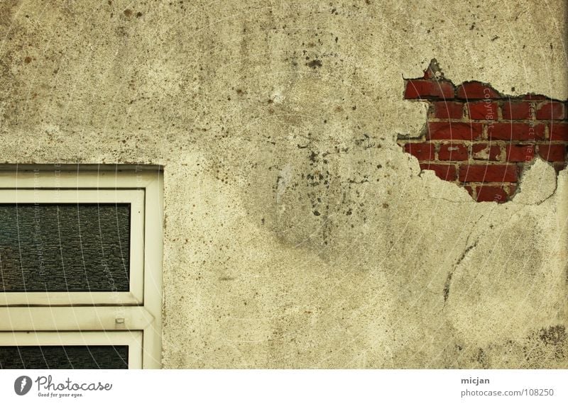 Wand... Mauer Haus Gebäude Fenster Putz kaputt Verfall Backstein abblättern antik Ruine Fabrik Bauernhof graphisch Design rot weiß grau alt zudecken brechen
