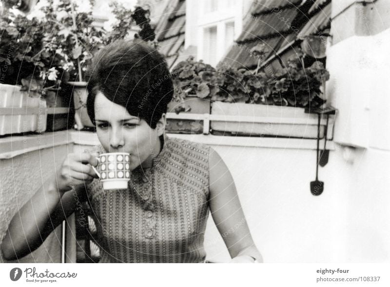 ain't my cup of tea trinken Frühstück Balkon Sechziger Jahre schwarz weiß retro Haare & Frisuren brünett Schwarzweißfoto Kaffee Tee Ernährung