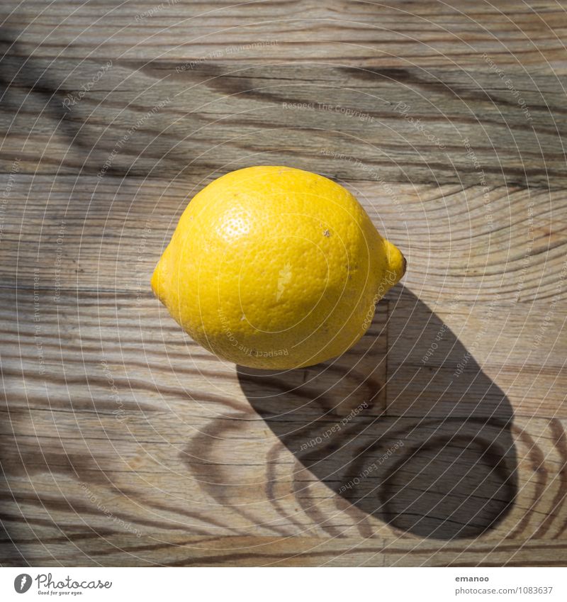 Zitrone Lebensmittel Frucht Ernährung Bioprodukte Vegetarische Ernährung Diät Saft Gesundheit Wellness Duft Tisch Küche Holz glänzend rund sauer braun gelb
