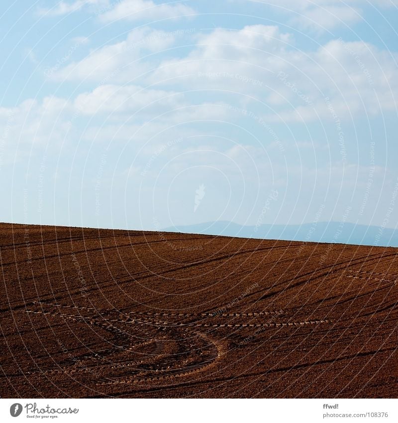 idle Feld Wolken Landwirtschaft Furche gepflügt braun puristisch Himmel Erde Sand Spuren Strukturen & Formen Silhouette Bodenbelag brachliegend Traktorspur
