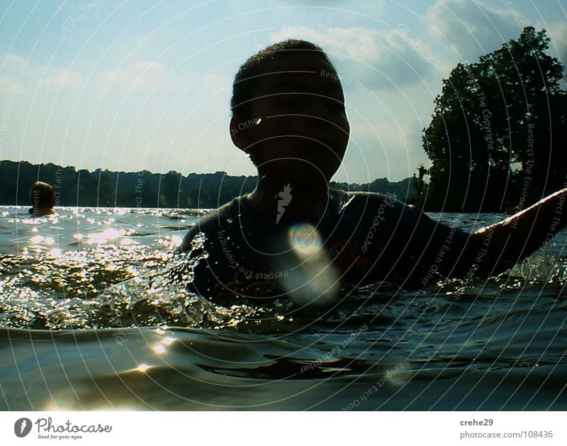 sommer zweinullnullsieben See Wellen Ferien & Urlaub & Reisen schwarz grün Reflexion & Spiegelung Kind Sommer Freude Wasser Schwimmen & Baden blau Haut Sonne