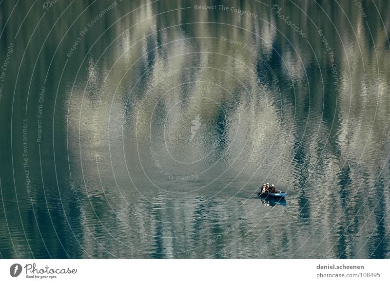 still (fast) ruht der See ruhig Einsamkeit zyan Ruderboot Wasserfahrzeug Paddeln Angeln Oberfläche Reflexion & Spiegelung glänzend Wellen Hintergrundbild