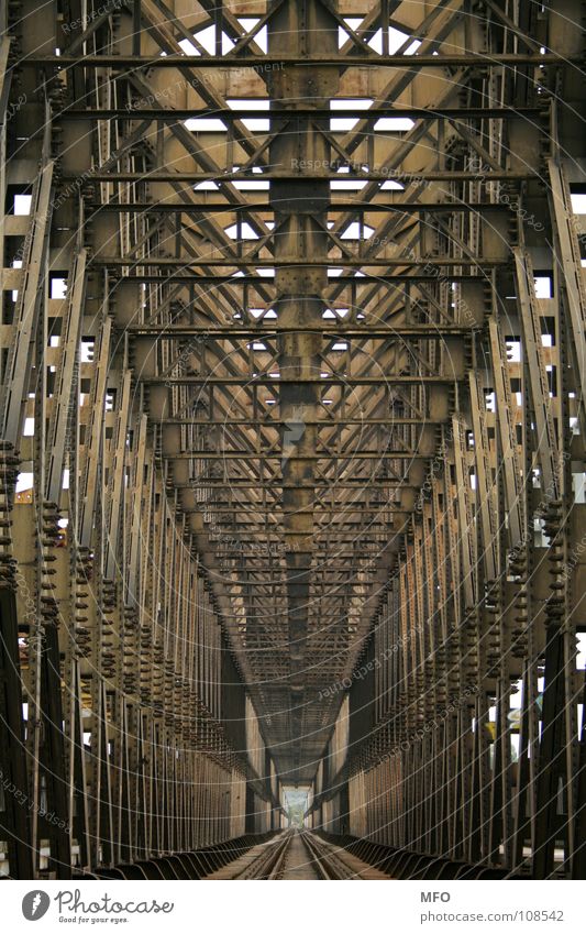 Rippen aus Eisen Stahl Eisenbahnbrücke Budapest gerade Tunnel Unendlichkeit Ferne Brücke Metall Baugerüst trist Linie