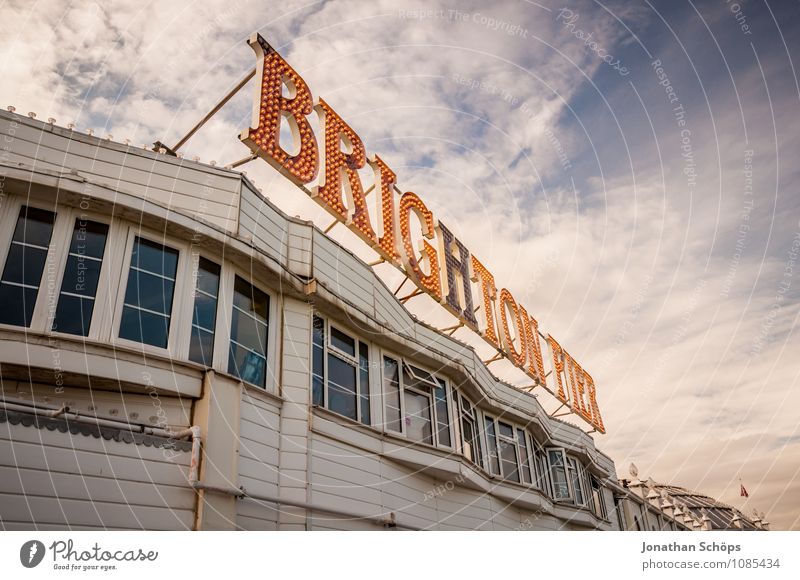 Brighton XI Stadt Fassade ästhetisch Anlegestelle England Großbritannien Englisch Tourismus Buchstaben Fenster Himmel Abendsonne Leuchtbuchstabe Jahrmarkt