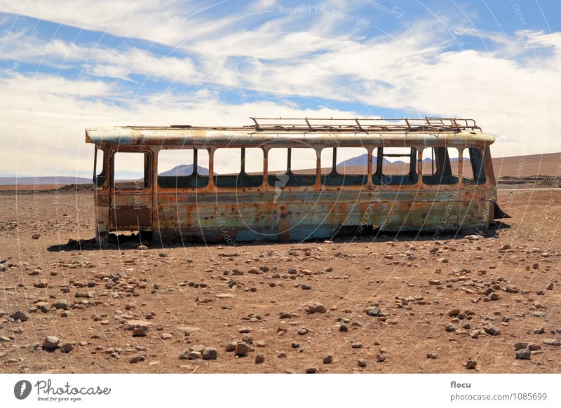 Verlassener Bus in der Wüste, Atacama, Chile, Bolivien, Bolivien Ferien & Urlaub & Reisen Landschaft Erde Himmel Verkehr Straße Fahrzeug PKW Rost alt hell