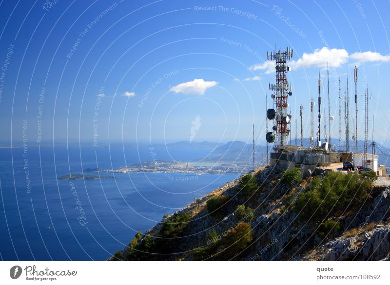 Radiation Summit Griechenland trist Antenne Elektrisches Gerät Funktechnik Fernsehen rot weiß Physik Sommer heiß Meer Wasserfahrzeug Wolken Ferne erhaben
