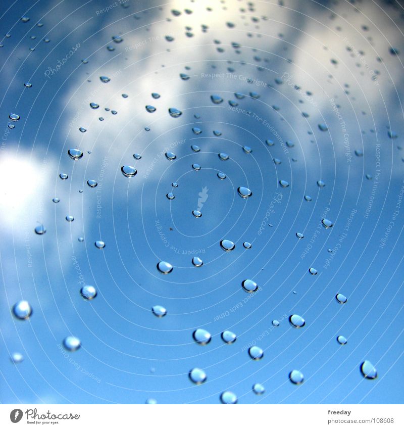 ::: Raindrops ::: feucht Streifen rund Wassertropfen Erfrischung Kühlung Regen Autofenster schmelzen nass Hintergrundbild nah Detailaufnahme natürliche Farbe