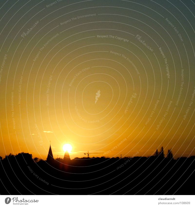 Leuchtturm Sonnenuntergang Romantik Kirchturm Kran Stadt Verlauf Farbverlauf schön Naturphänomene aufgespiesst Zufall Wunder Braunschweig Sehnsucht Götter