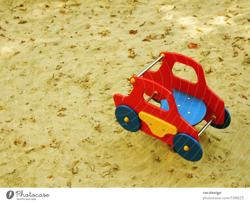 no.vamos.a.comer.el.coche Spielzeug Sandkasten Sandspielzeug Dinge mehrfarbig gelb rot Spuren Dackel Spielen Detailaufnahme Freude PKW buddelkasten kiddies